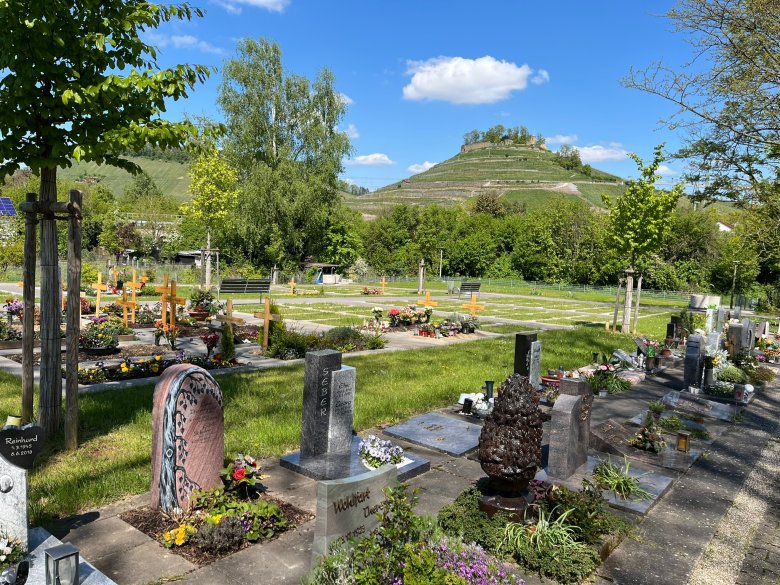 Friedhof Weinsberg mit Blick auf die Burgruine Weibertreu