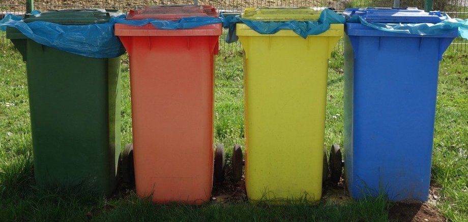 verschieden farbige Recyclingtonnen